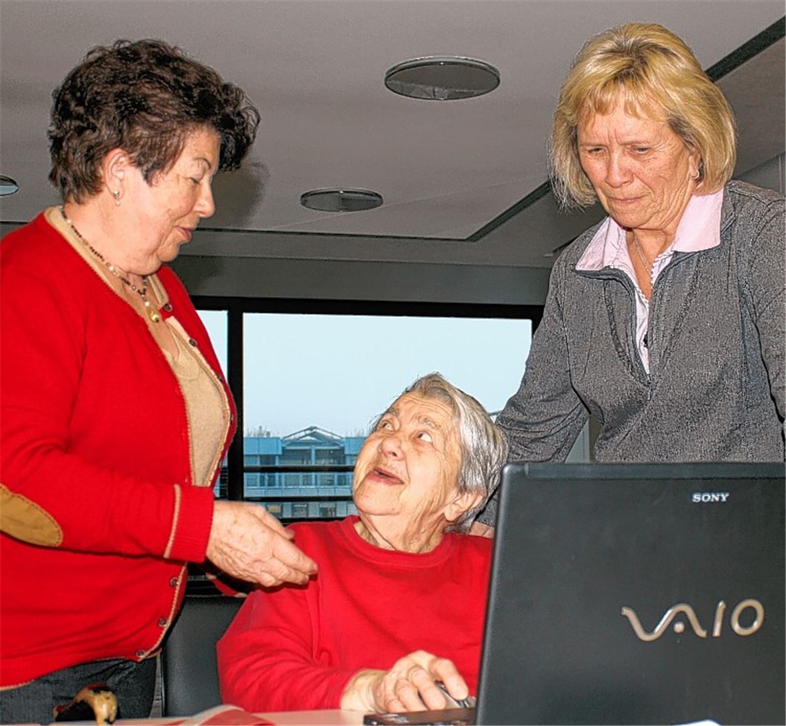 Margarete Schuler (li.) und Else Lehner (re.) mit der PC-erfahrenen Ruth König. Foto: Huber