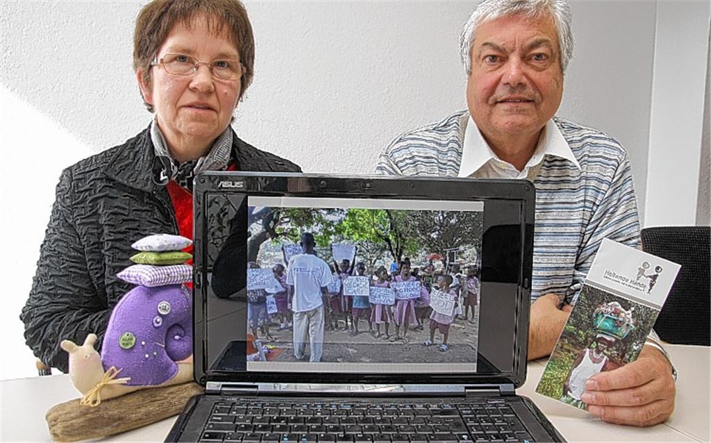 Margitta und Eckhard Wimmer beim Redaktionsbesuch im Verlagshaus unserer Zeitung: Mit Unterstützung des Computers, Handarbeit und vor allem mit viel Herzblut kämpfen die Wimmers für bessere Lebensumstände in Sierra Leone. Das Ehepaar will die Menschen des vom Bürgerkrieg geschundenen westafrikanischen Staates in ihrer Not nicht alleine lassen.
