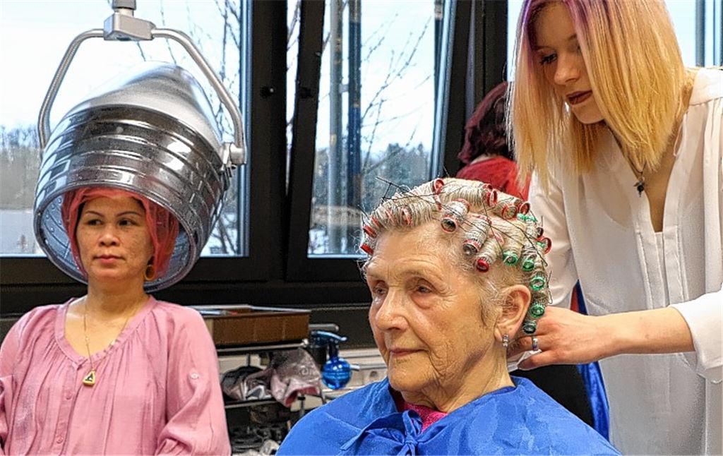 Schön frisiert zum Altenclub