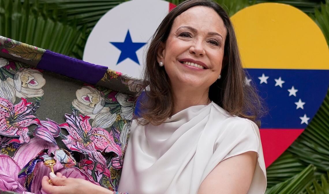 Maria Corina Machado hält im Büro des Stadtrats den Schlüssel zu Panama-Stadt in der Hand.