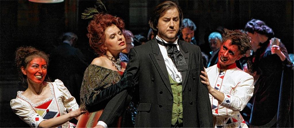 Maria Deller-Takemura (Tänzerin), Tatiana Larina (Manon), Alessandro Rinella (Chevalier Des Grieux) und Friedemann Kriener (Tänzer, v.li.).