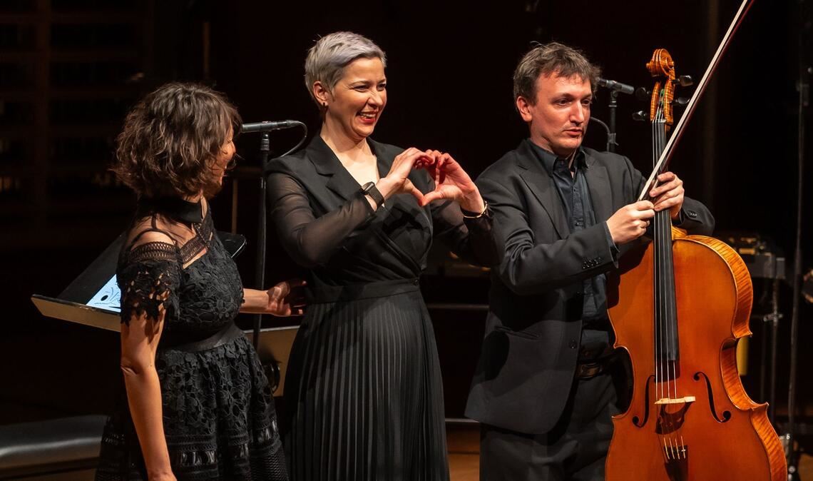 Maria Kalesnikava (Mitte) mit Natasha López und Hugo Rannou vom Trio vis-à-vis