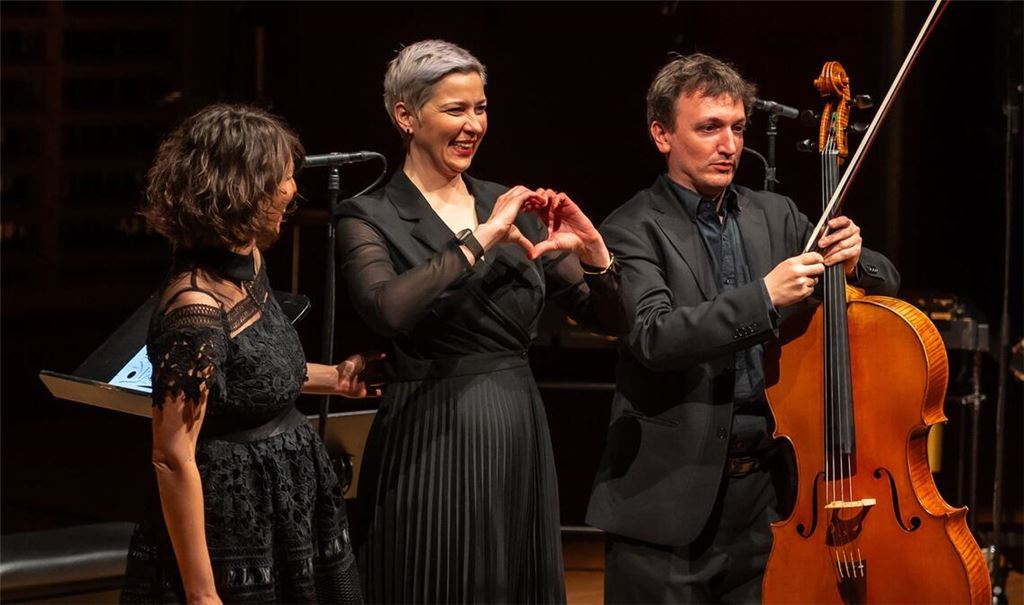 Maria Kalesnikava (Mitte) mit Natasha López und Hugo Rannou vom Trio vis-à-vis