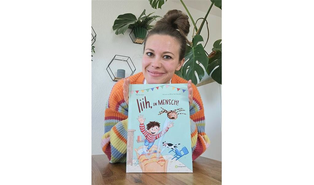 Maria Leon mit dem neuen Bilderbuch, das auf heitere Art das oft schwierige Verhältnis zwischen Mensch und Spinne beleuchtet und Ängste abbauen möchte. Foto: privat