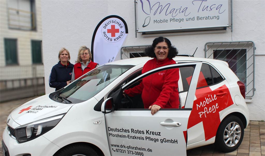Maria Tusa (vorn) wird ihren Pflegedienst ans DRK übergeben. Zusammen mit ihrem Team – hier Sandra Daugill (li.) und Roselie Tauber – ist sie in gewohnter Weise für ihre Klienten da. Foto: Kneis/DRK