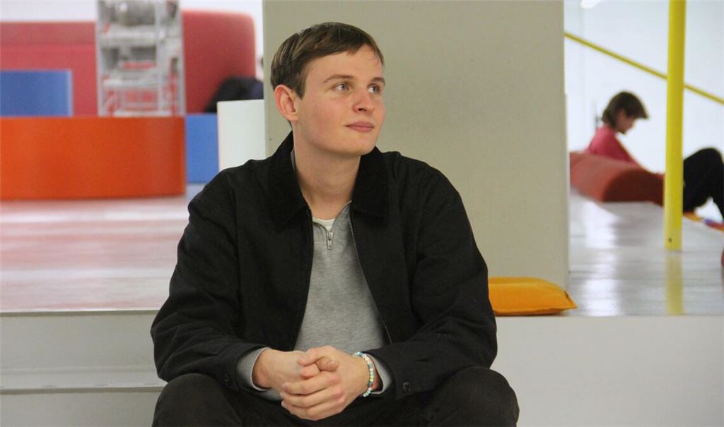 Marian Grau ist mit einem schwerbehinderten Bruder aufgewachsen, der 2010 verstarb. Ihm setzt er mit seinem Buch ein Denkmal.