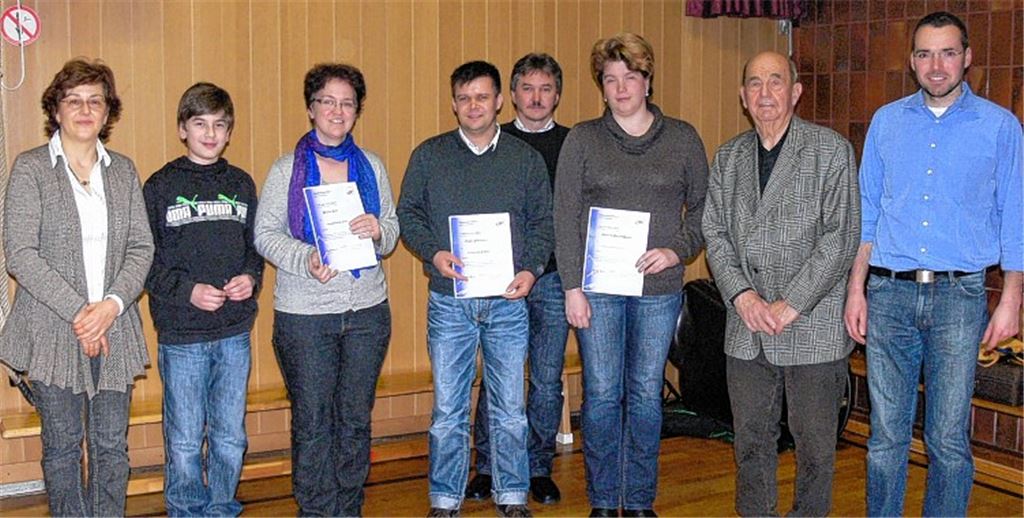 Marianne Müller (li.) und Christoph Gutjahr (re.) mit den Geehrten Cedric Scheel, Britta Renz, Timo Sylvester, Klaus Müller, Sandra Gerstenbrand und Rolf Burrer (v.li.).