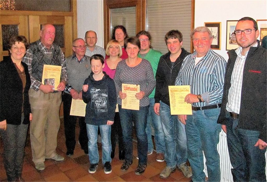 Marianne Müller (li.) und Christoph Gutjahr (re.) mit den geehrten Vereinsmitgliedern.