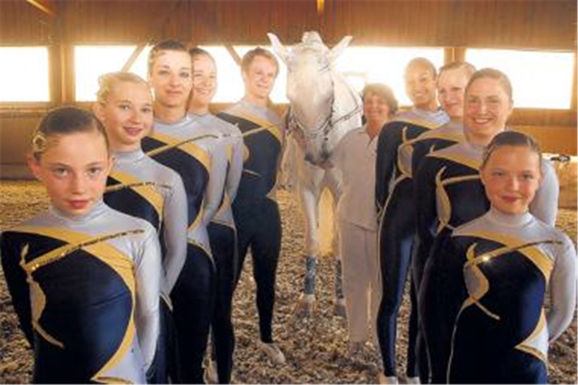 
Marie-Luise Boehm, Denise Kiontke, Julia Zimmermann, Antonia Schubert, Sebastian Neuhäuser, Captain Kirk, Karin Kionkte, Mandy Owusu, Nina Giesecke, Elena Helmle und Jule Schneider (v.li.) haben bei den Nordbadischen Meisterschaften im Voltigieren die Nase vorn. Nun gilt es, demnächst bei den Landesmeisterschaften den Titel aus dem vergangenen Jahr zu verteidigen.
Foto: Fotomoment
