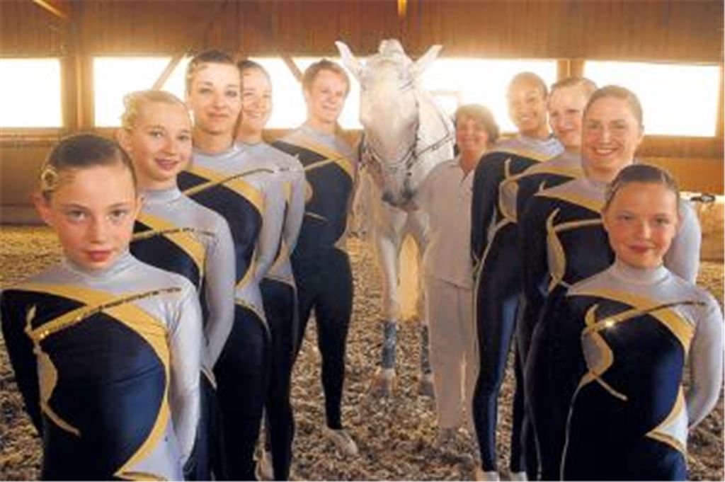 
Marie-Luise Boehm, Denise Kiontke, Julia Zimmermann, Antonia Schubert, Sebastian Neuhäuser, Captain Kirk, Karin Kionkte, Mandy Owusu, Nina Giesecke, Elena Helmle und Jule Schneider (v.li.) haben bei den Nordbadischen Meisterschaften im Voltigieren die Nase vorn. Nun gilt es, demnächst bei den Landesmeisterschaften den Titel aus dem vergangenen Jahr zu verteidigen.
Foto: Fotomoment
