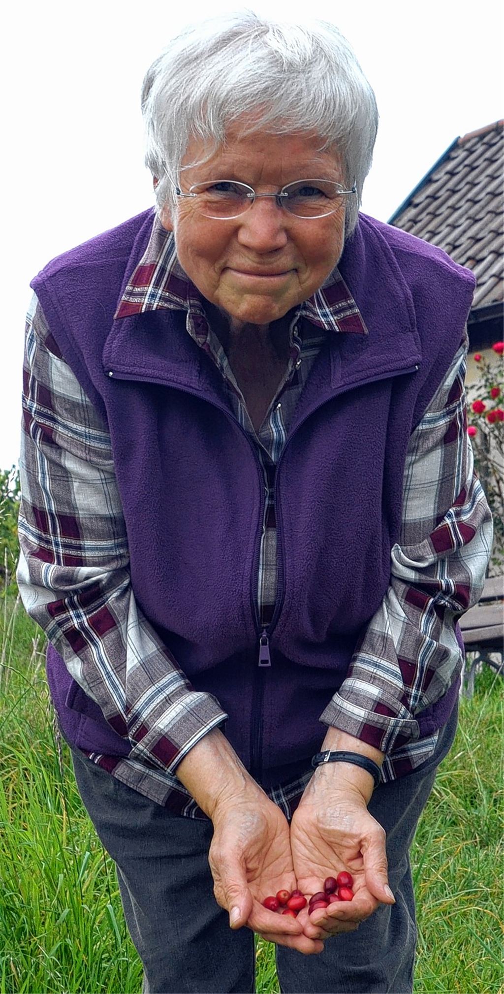 Marie-Luise Jaggy mit Kornelkirschen vor ihrem Weinberghaus in Knittlingen. 