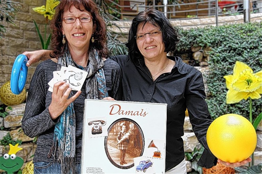 Marie-Luise Mühleder (li.) und Silvia Beck stärken mit ihren Angeboten für Geist und Körper Demenzkranken und ihren Angehörigen den Rücken. 