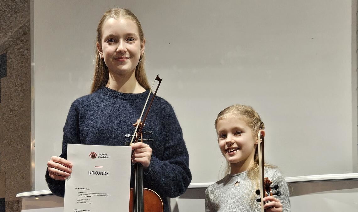 Marie Scheffel (li.) und Amelie Geissel sind bei „Jugend musiziert“ mit Ersten Preisen belohnt worden. Foto: privat