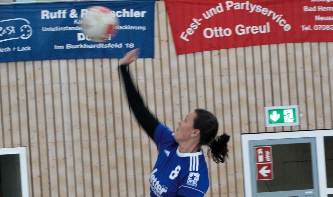 Marie Therese Rothmaier beim Schlag am Bundesliga-Spieltag. Foto: Keller