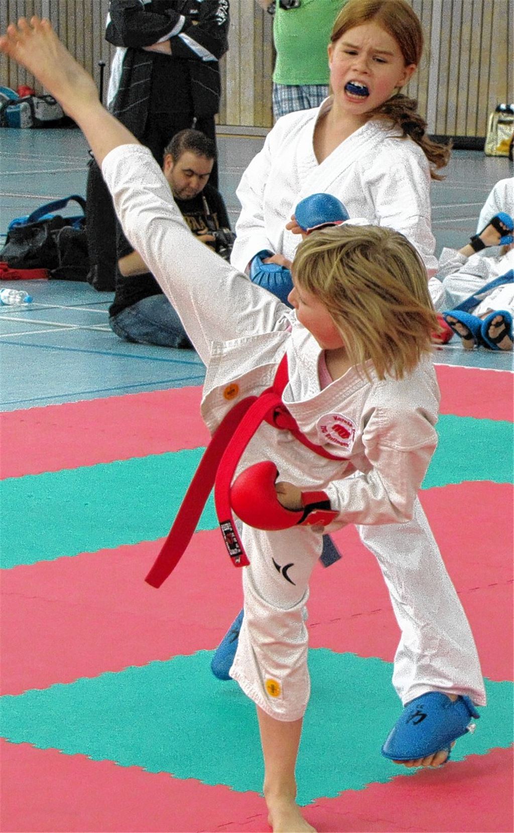Marie Voloder (im Hintergrund) kämpft sich bei den Kindern auf das Podest. Foto: privat