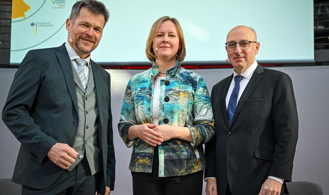 Marika Linntam, Botschafterin der Republik Estland in Berlin, berichtet von Präventionsmaßnahmen ihres Landes gegen Sabotage und Cyberoperationen Russlands.