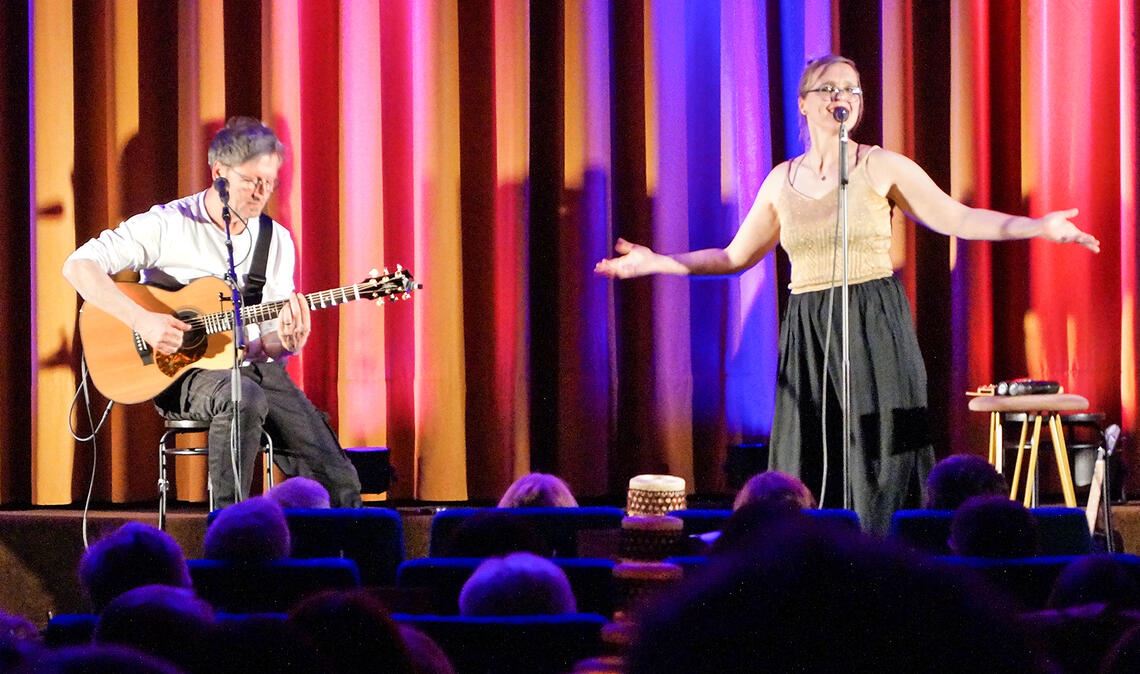 Marina Capek und Manne Wirth bieten den Gästen im Kinosaal ein außergewöhnliches Akustik-Konzert. Foto: Czop