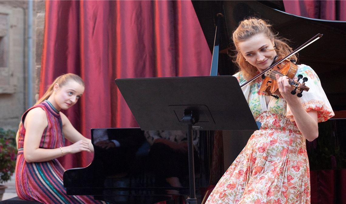 Marina Müllerperth (Klavier) und Xenia Geugelin (Violine). Foto: Fotomoment