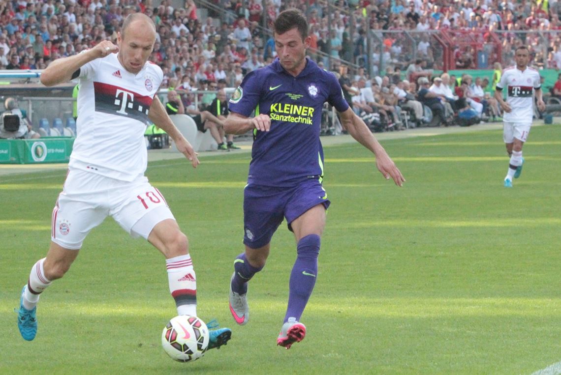 Mario Bilger (re.) 2015 im Zweikampf mit Bayern-Star Arjen Robben.Archivfoto: Huber
