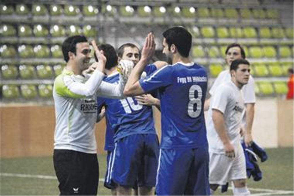 Mario Lanzara (li.) ist im Halbfinale der Matchwinner für 08 Mühlacker. Er hält drei Strafstöße, zwei davon im Neunmeterschießen.
Fotos: Eigner