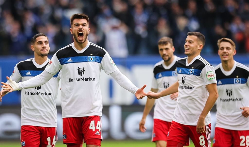 Mario Vuskovic (2.v.l) brachte mit seinem Tor den HSV beim Heimsieg gegen Regensburg zurück ins Spiel.