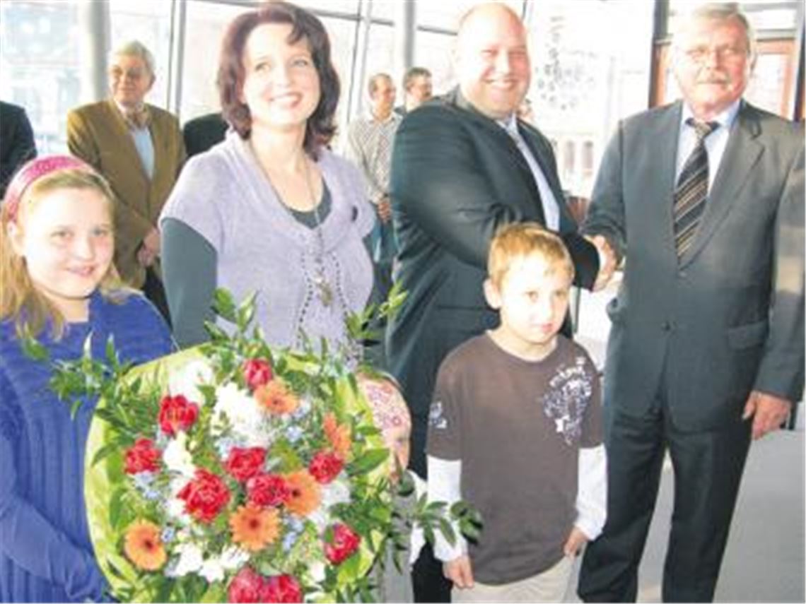 Mario Weisbrich wird Bürgermeister von Wimsheim. Zum Sieg gratulieren ihm Gattin Panja und seine Kinder Lea, Hanna und Tom sowie der scheidende Schultes Karlheinz Schühle (re.).
Foto: Ochs