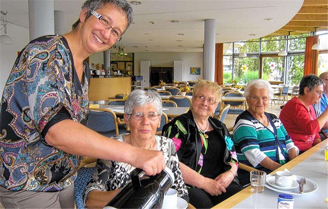 Marion Aichele (stehend) vom DRK-Seniorenzentrum mit Hedwig Hanussek, einer der regelmäßigen Besucherinnen des Brückenfrühstücks. Foto: Becker