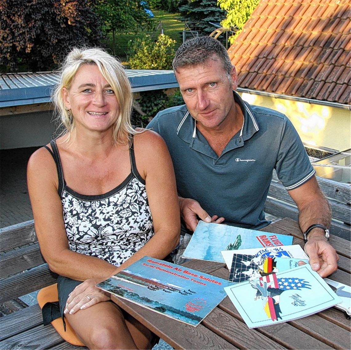 Marion und Bernd Beck denken an die schicksalhaften Stunden des 28. August 1988 zurück, als das Foto der italienischen Fliegerstaffel unmittelbar vor der Katastrophe entstand. Fotos: Beck, Rücker