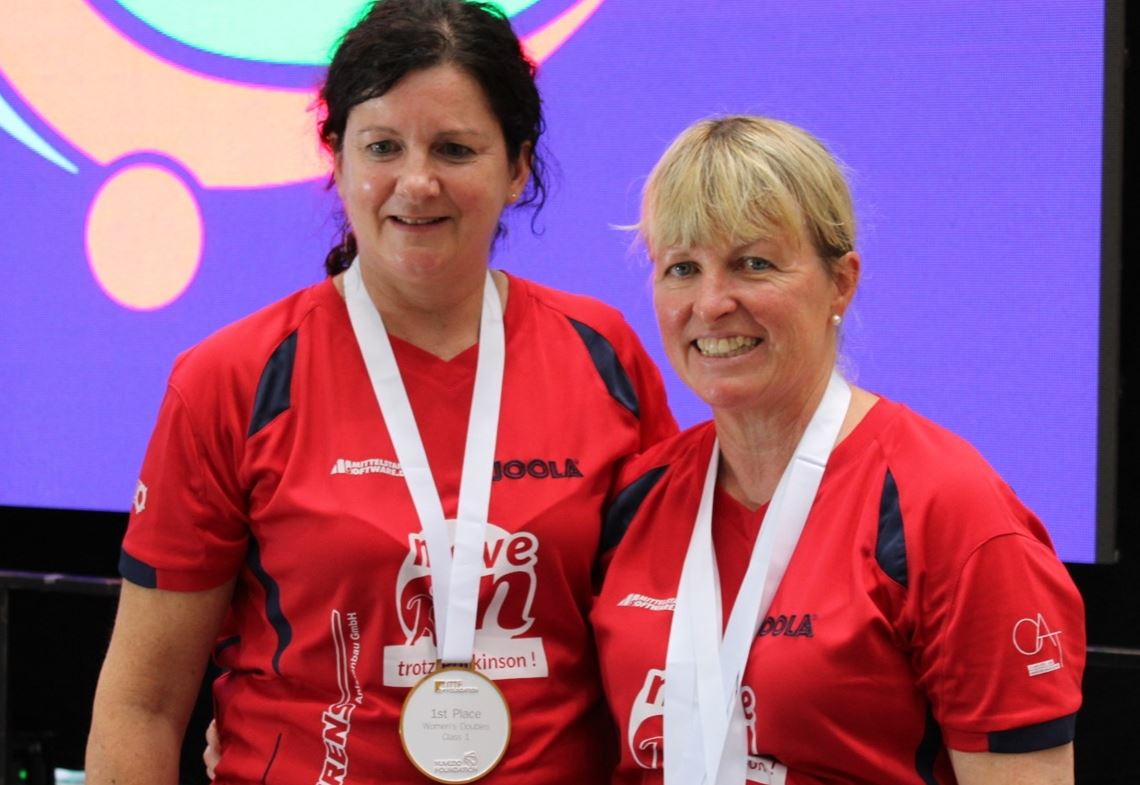 Marita Siegel freut sich mit ihrer Spielpartnerin Silke Kind über den Sieg bei der Parkinson-Tischtennis-Weltmeisterschaft in der Bundeshauptstadt. Foto: privat