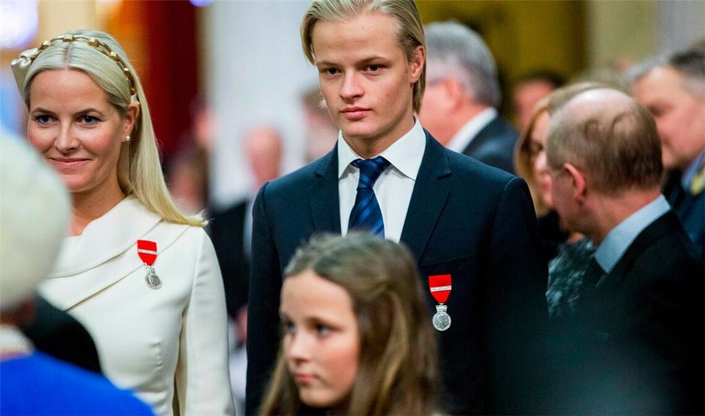 Marius Borg Høiby, Sohn der norwegischen Kronprinzessin Mette-Marit (l.), muss sich aktuell vor Gericht verantworten.