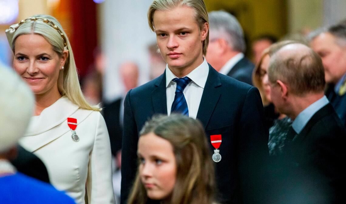 Marius Borg Høiby, Sohn der norwegischen Kronprinzessin Mette-Marit (l.), muss sich aktuell vor Gericht verantworten.