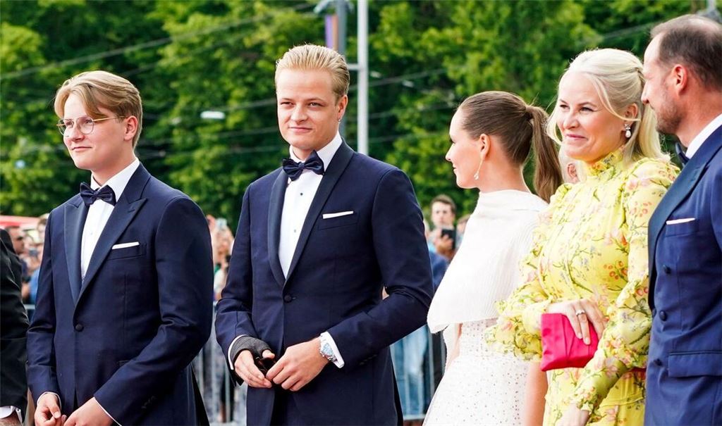 Marius Borg Høiby (zweiter von links) im Kreis seiner Familie. Im gelben Kleid: Seite Mutter, Kronprinzessin Mette-Marit.