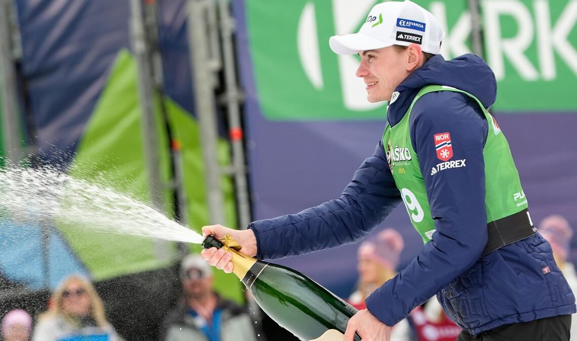 Marius Lindvik siegte beim Saisonabschluss.