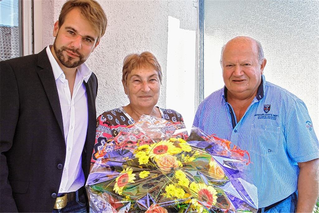 Mark Kruse überrascht Familie Meffle. Foto: Pisch