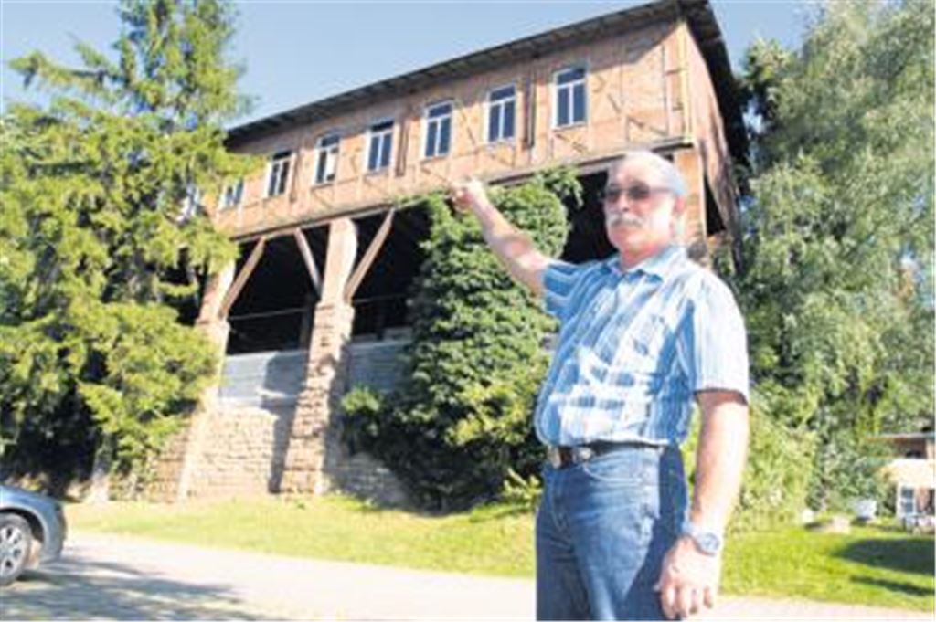 Markantes Gebäude mit wechselvoller Geschichte: Stadtrat Otto Kammerer zeigt auf den ehemaligen Maulbronner Kinosaal, in dem er als Jugendlicher die Schicksale der Filmhelden verfolgte. Vor der Leinwand-Ära diente der Stelzenbau an der Talaue unter anderem als Brauerei- und Festsaal. Heute ist in dem Backsteingebäude, das abgerissen werden soll, ein Lager untergebracht. Foto: Disselhoff