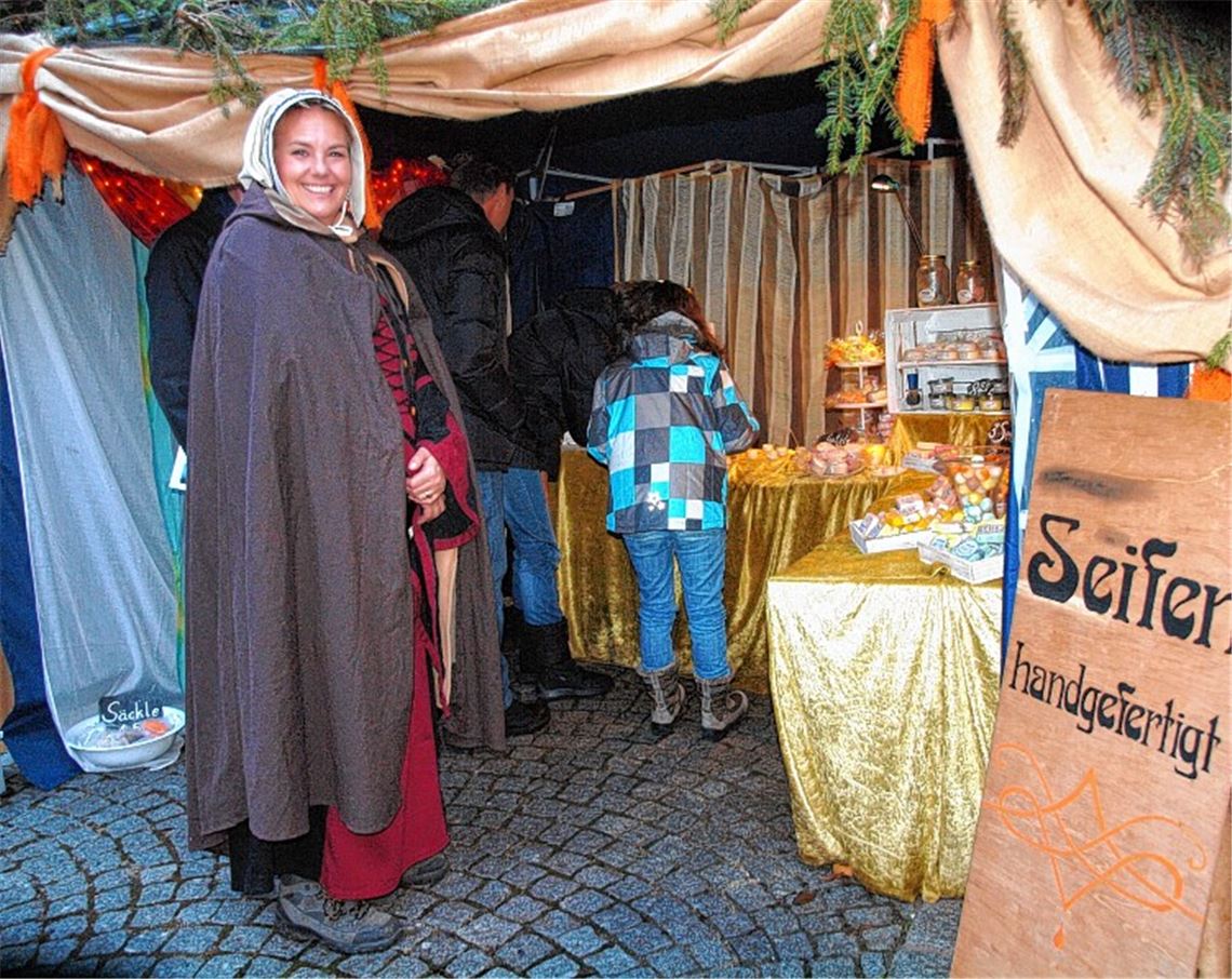 Marketenderin bietet handgefertigte Seifen für das gemeine Volk und die Obrigkeit an.