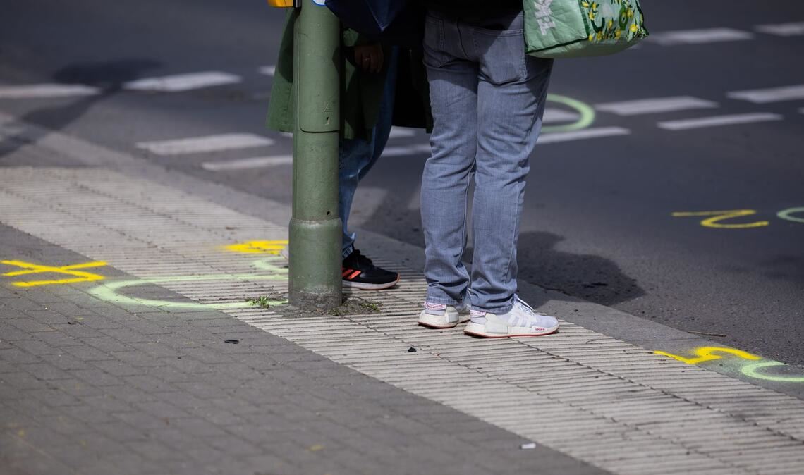 Markierungen der Spurensicherung sind an der Kreuzung Buckower Damm/Gutschmidtstraße zu sehen.