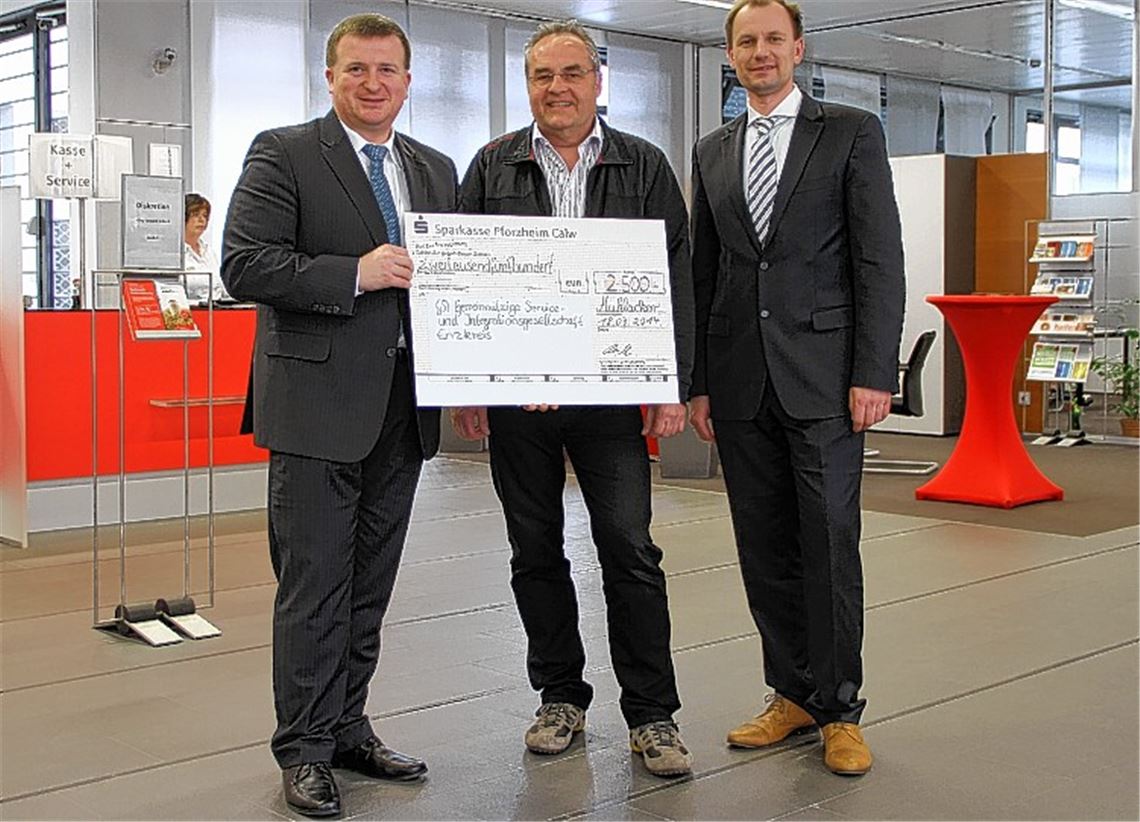 Marktdirektor Gerd Owczarek (li.) und Filialdirektor Patrick Ertel überreichen eine Sparkassen-Spende an Gerd Schulz von der GSI.