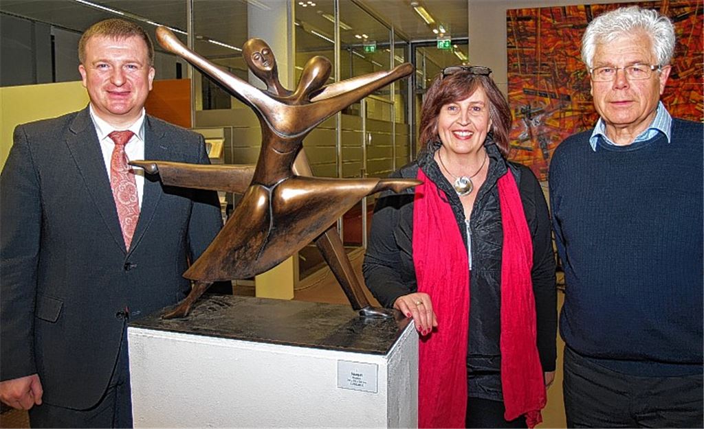 Marktdirektor Gerd Owczarek (v. li.), Laudatorin Ursula Monika Epple und der Künstler Bruno Witzky stellen die Ausstellung „Im Wechsel“ in der Sparkasse Mühlacker vor.