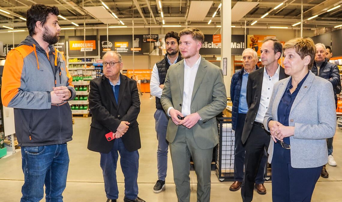 Marktleiter David Kirschbaum (li.) stellt der Landesministerin Nicole Razavi den neuen OBI-Markt an der Vetterstraße im Gebiet „Ziegelhöhe“ vor. Mit dabei sind der CDU-Kandidat Nico Gunzelmann (Mitte), der MIT-Vorsitzende Dr. Jochen Birkle (3. v. re.) und der Stadt- und Kreisrat Günter Bächle (2. v. li.). Foto: Bastian