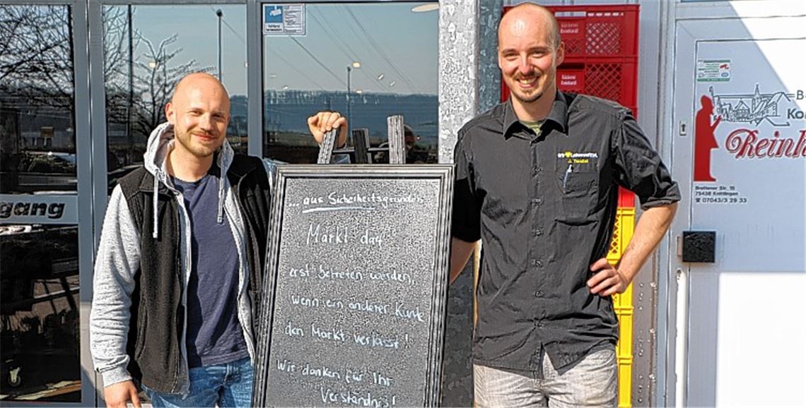 Marktleiter Marcel Gehlert (li.) und Inhaber Julian Trostel mit dem Hinweisschild. Willimek
