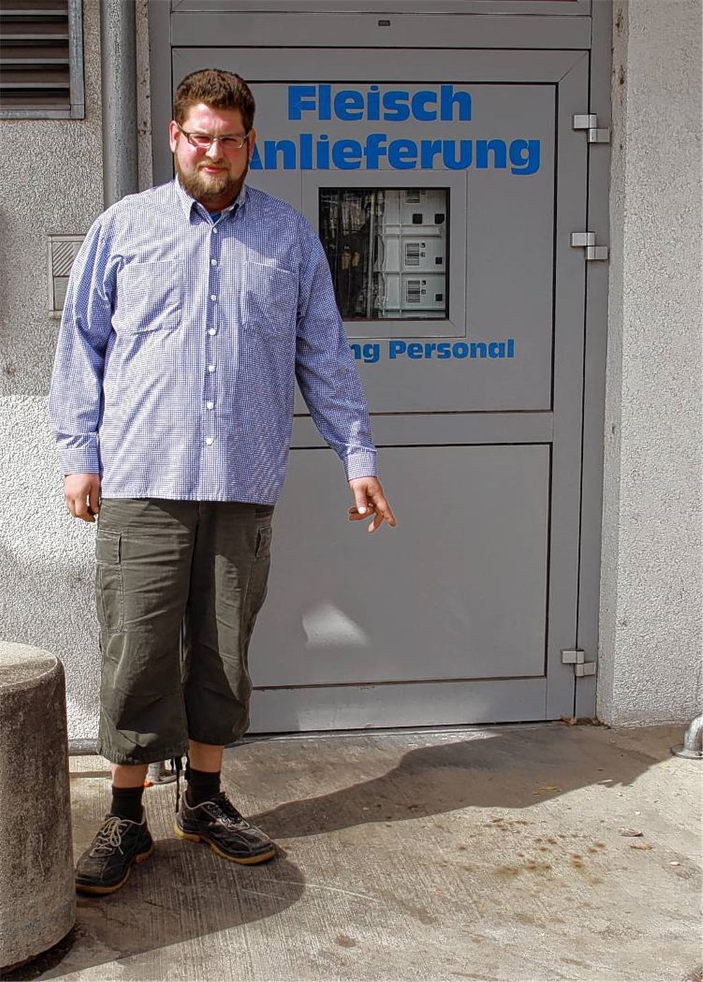 Marktleiter Markus Mack zeigt auf die Blutspuren auf dem Boden.