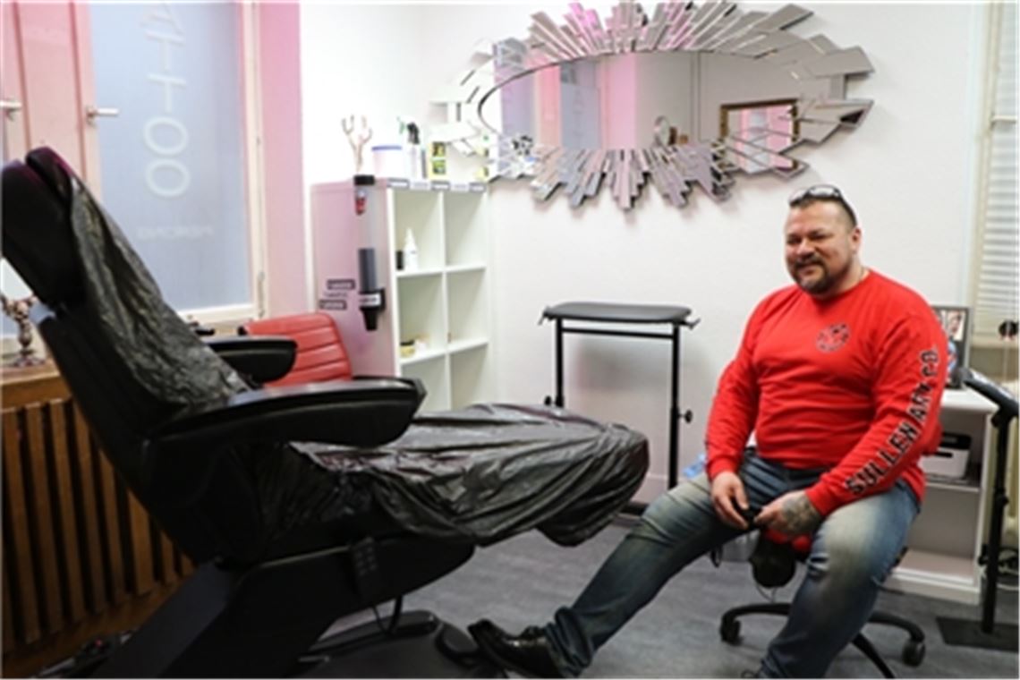 Markus Benzinger in seinem Tattoostudio an der Mühlacker Bahnhofstraße. Der erfahrene Tätowierer ist skeptisch, was das europaweite Farben-Verbot betrifft, das seit dieser Woche gilt. Fotos: Willimek