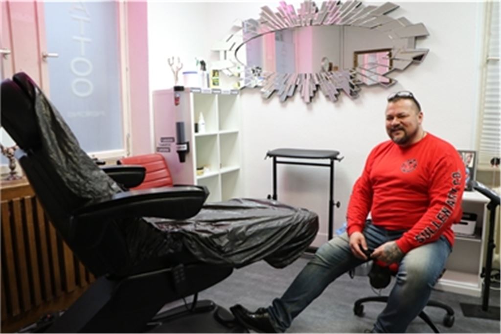 Markus Benzinger in seinem Tattoostudio an der Mühlacker Bahnhofstraße. Der erfahrene Tätowierer ist skeptisch, was das europaweite Farben-Verbot betrifft, das seit dieser Woche gilt. Fotos: Willimek