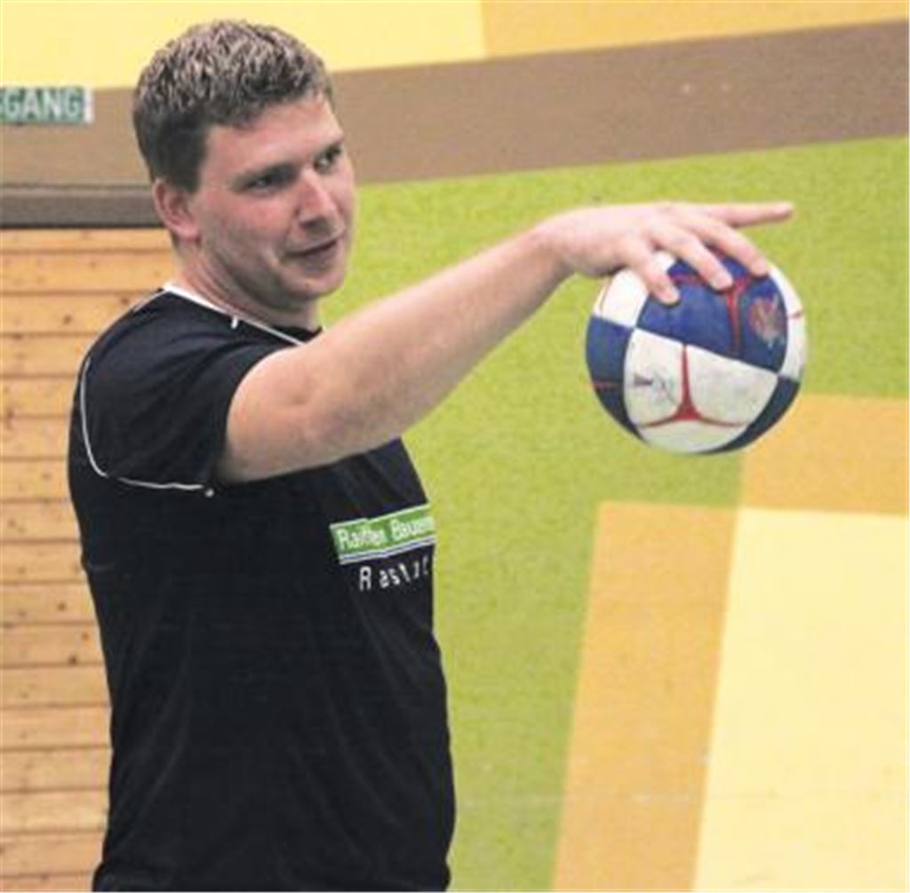 Markus Elsner zeigt die Richtung an: Er will mit Blau-Gelb Mühlacker nach oben in die Landesliga.
Archivfoto: Eigner