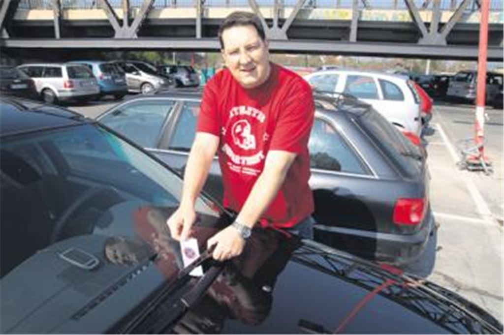 Markus Emmerich verteilt auf dem Parkdeck an der Drehscheibe Knöllchen-Gutscheine, die Verkehrssünder am 16. Mai in den Gottesdienst seiner Freikirche locken sollen. Foto: Disselhoff