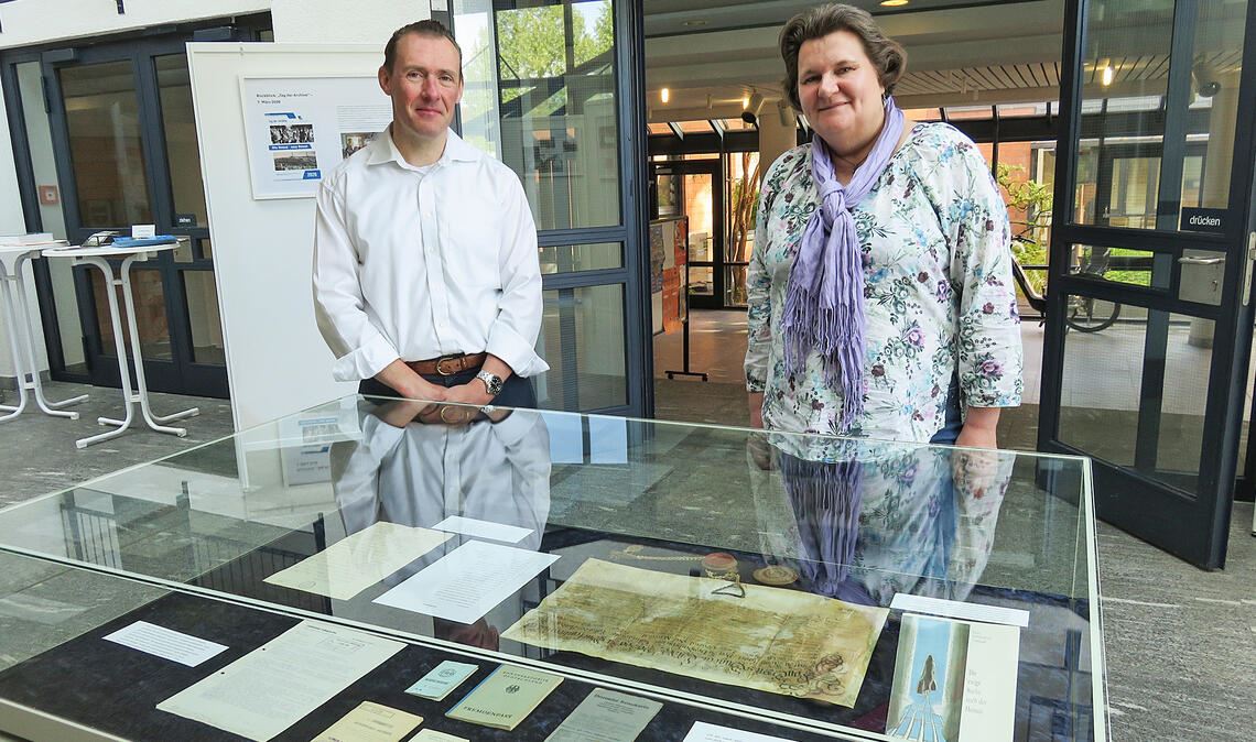Markus Friedrich und seine Mitarbeiterin Sandra Schuster präsentieren spannende Originale. Darunter befindet sich ein Dokument, das aus Anlass des Umzugs des Mühlhäusers Johann Matthäus Hetzel nach Derdingen in ein anderes Oberamt ausgestellt wurde. Nicht nach Übersee oder Russland ging es – das Bürgerrecht musste er dennoch aufgeben. Fotos: Becker