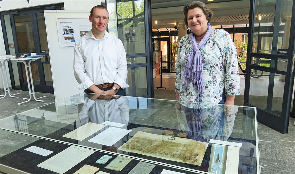 Markus Friedrich und seine Mitarbeiterin Sandra Schuster präsentieren spannende Originale. Darunter befindet sich ein Dokument, das aus Anlass des Umzugs des Mühlhäusers Johann Matthäus Hetzel nach Derdingen in ein anderes Oberamt ausgestellt wurde. Nicht nach Übersee oder Russland ging es – das Bürgerrecht musste er dennoch aufgeben. Fotos: Becker