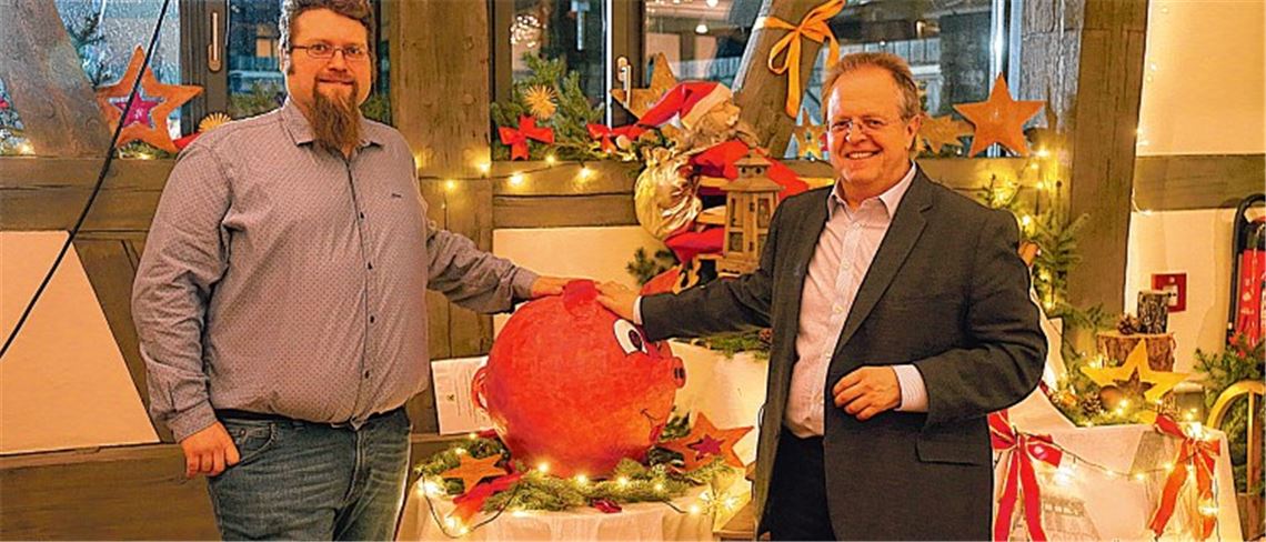 Markus Hammer (Verein „Boule für alle“) und der Ötisheimer Bürgermeister Werner Henle (re.) sammeln Spenden in der weihnachtlich geschmückten Kelter.