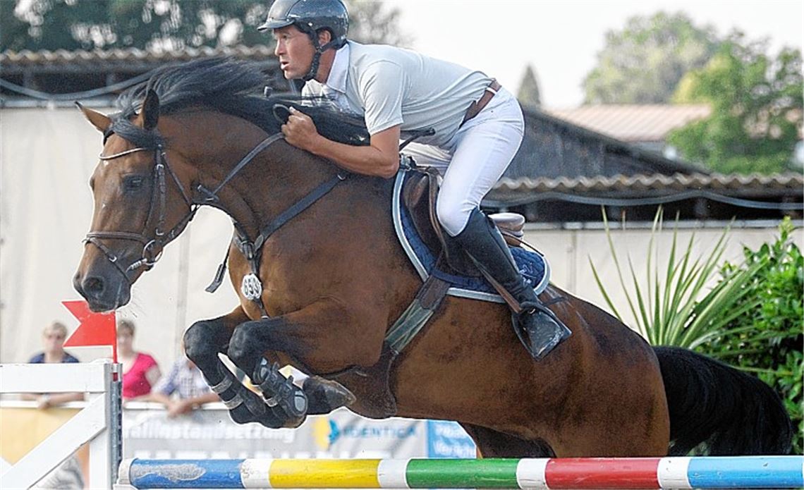 Markus Kölz von der RFG Burkhardshof in Remshalden-Grunbach fliegt im Stechen auf Sheila fehlerfrei und außerdem am schnellsten über die Hindernisse. Fotos: Fotomoment